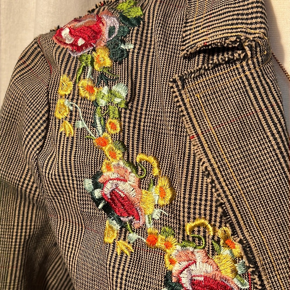 Paparazzi by Biz tweed blazer w/embroidered roses/ruby buttons/patch elbows-EUC - Picture 6 of 15